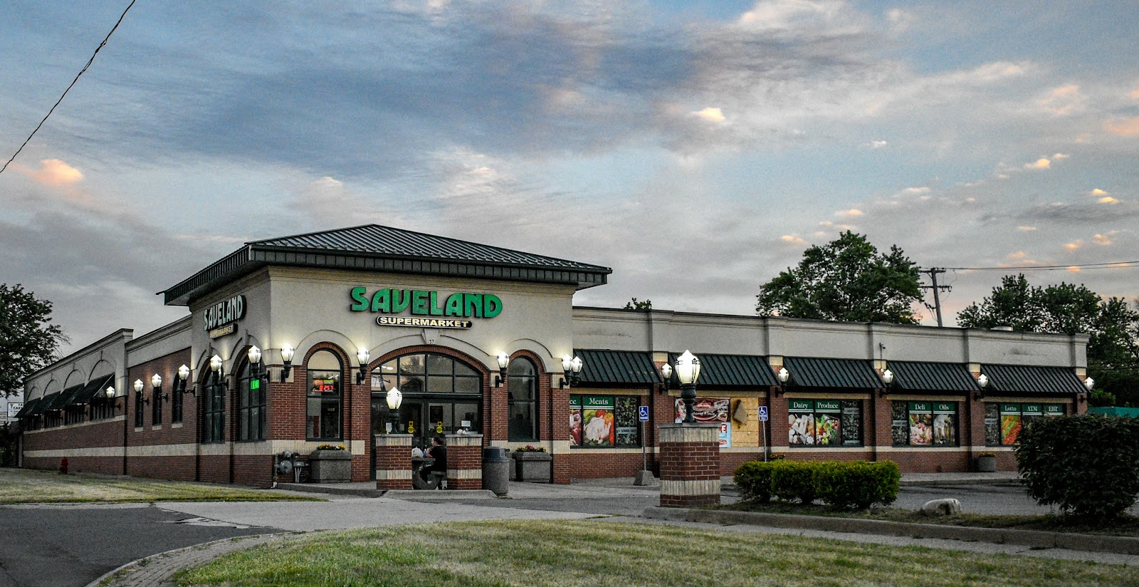 Saveland Supermarket in Taylor