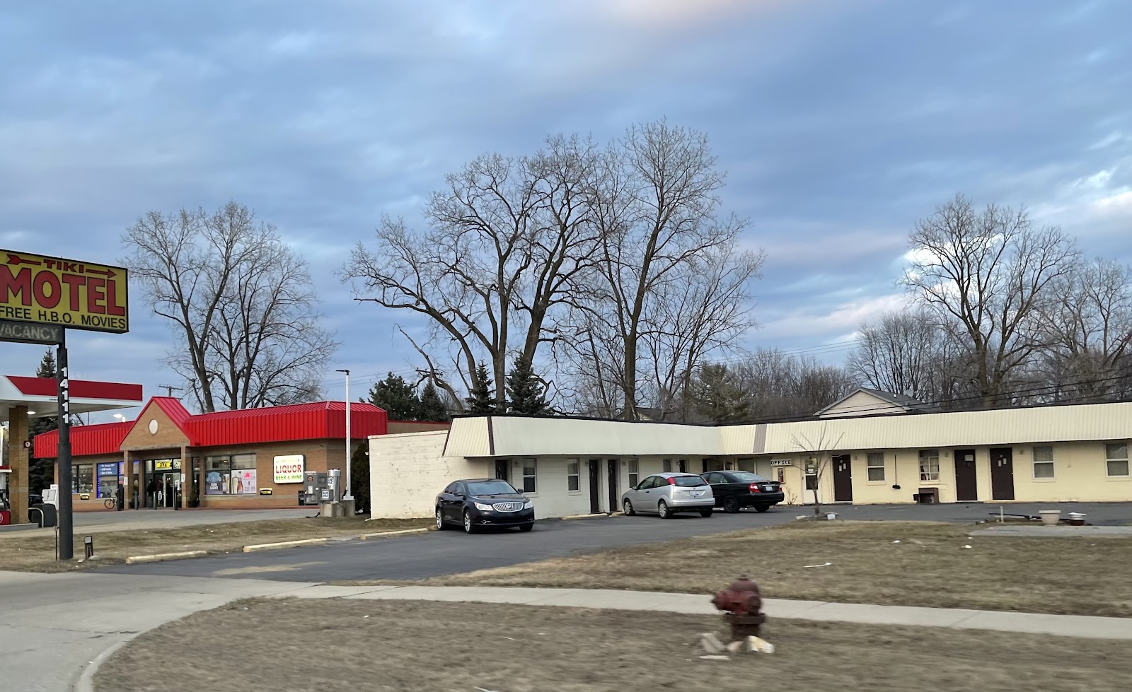Tiki Motel — photo